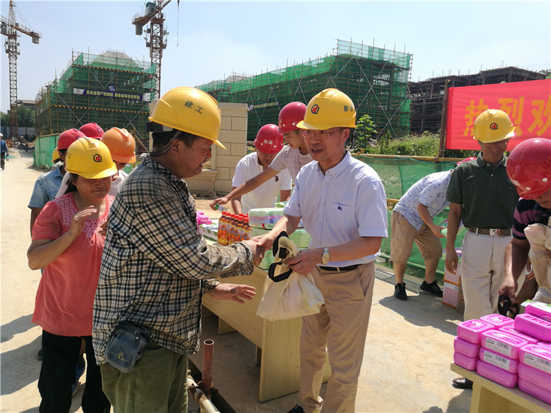 包中海調(diào)研安吉華都  看望慰問(wèn)建筑工人