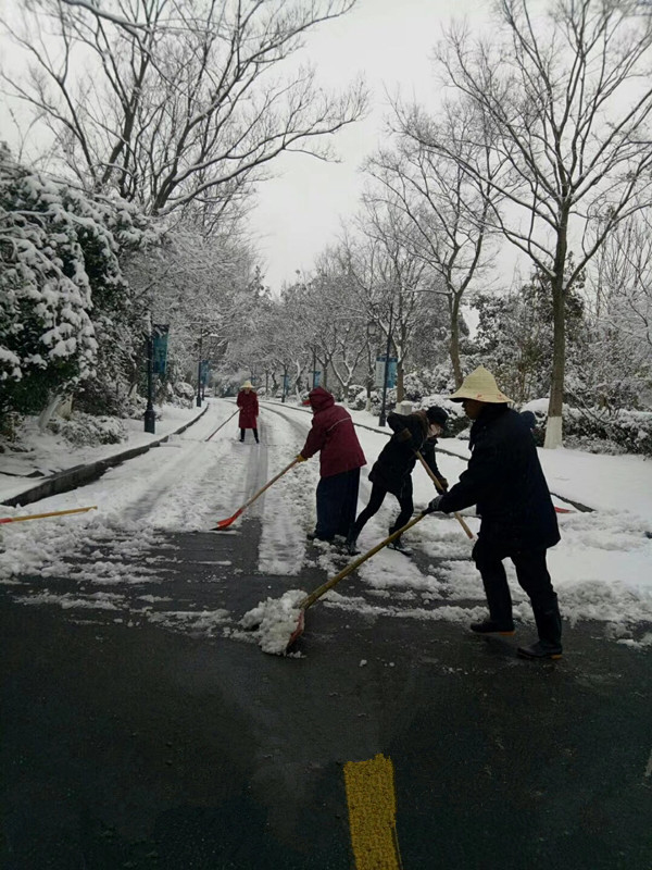 瑞雪紛飛揚(yáng)，華悅物業(yè)掃雪忙